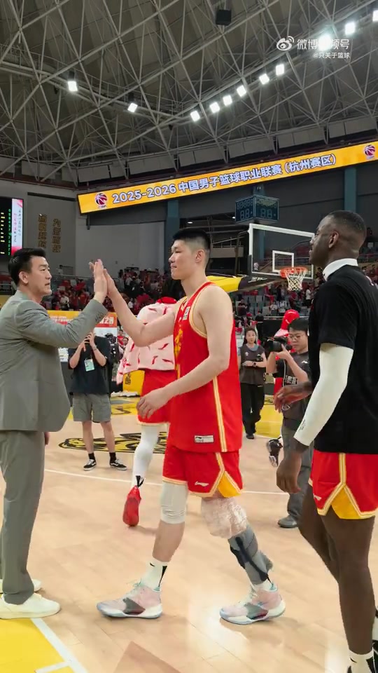 华体会体育官方入口-媒体人：胡金秋赛后膝盖缠着厚厚的冰袋 看起来问题不算大