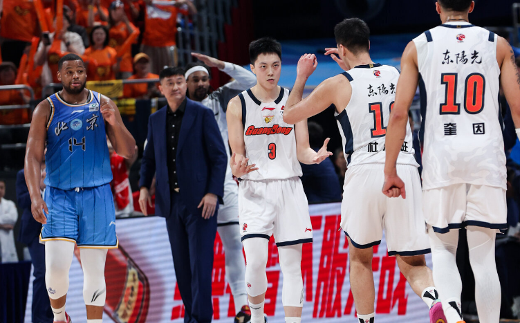 华体会体育登录入口-深夜两点!广东男篮发声总结出局赛季 球迷留言杜锋朱芳雨下课